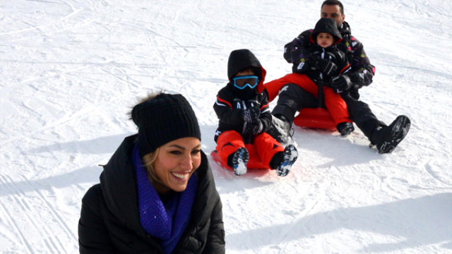 Çağla Şikel Çocuklarıyla Sezonu Açtı