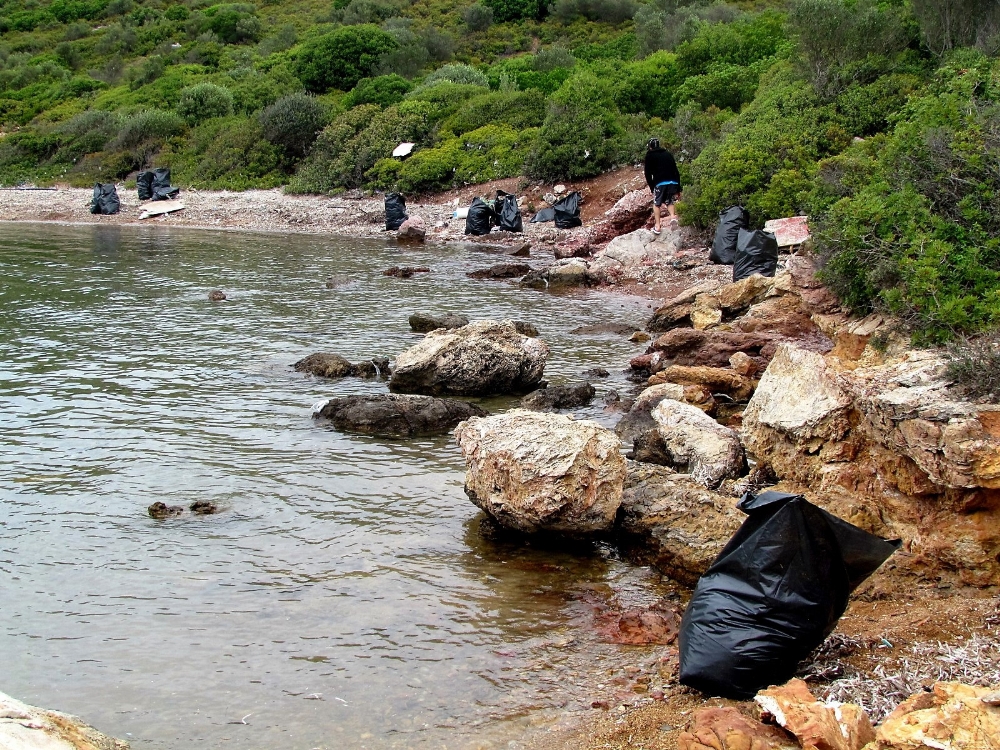 Çeşme Koylarından 2 Ton Çöp Çıktı