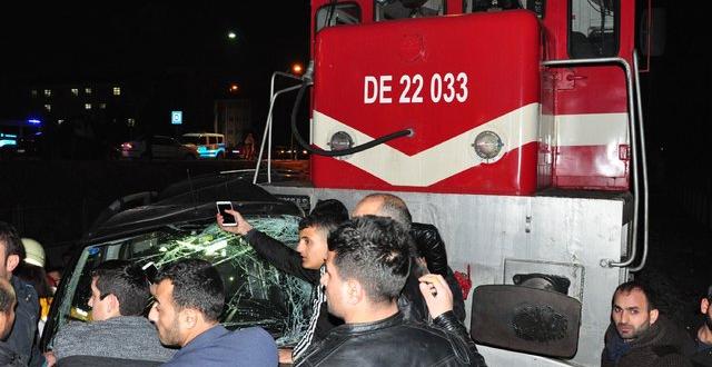 Manisa'da Tren Kazası! Tren Aracı Sürükledi 5 Yaralı