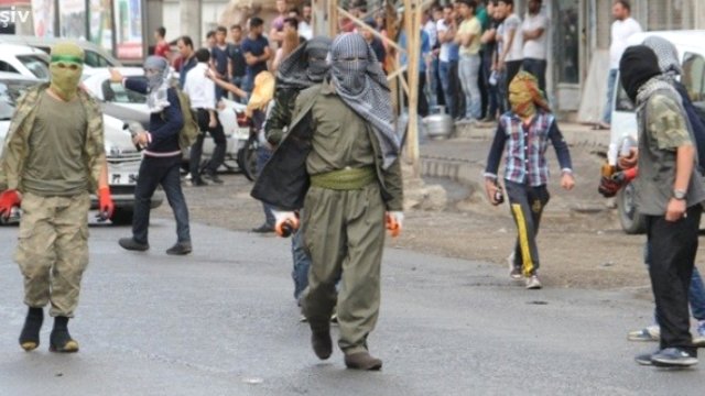 Teröristler Diyarbakır'da Yol Kesti