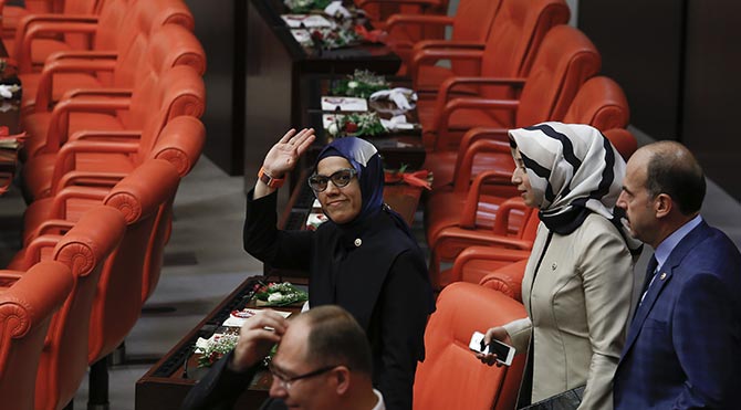 Önce Ablası Gibi Giyindi Sonra Yemin Etti