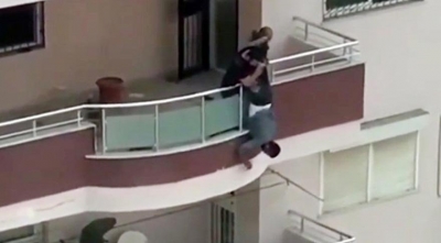 Adana’da Yürekleri Ağza Getiren Görüntü: Balkondan Sarkarak Boya Yaptı, Görenler Şaştı Kaldı!