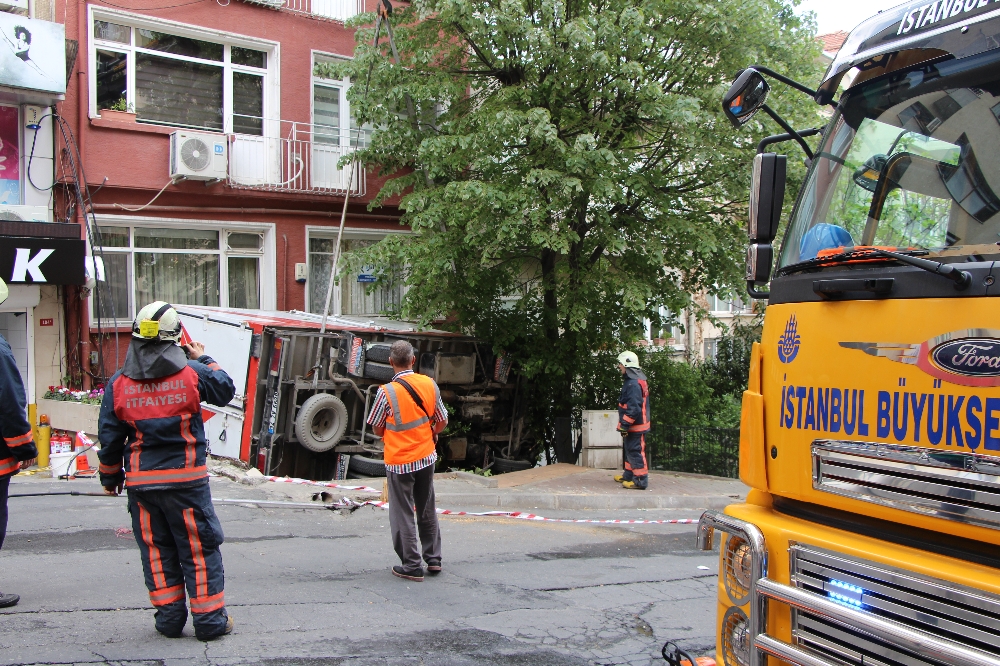 İstanbul'da Kamyon Bahçeye Daldı