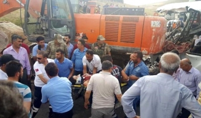 Ağrı’da Feci Kaza! TIR’ın Üzerindeki Vinç Midibüsün Üzerine Devrildi: 7 Ölü 11 Yaralı