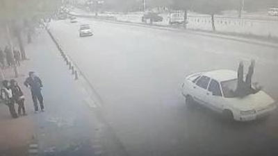 Akıl Almaz Anlar! Polis Yolda Durup Valiye Selam Verdi, Otomobilin Çarpmasıyla Yola Savruldu