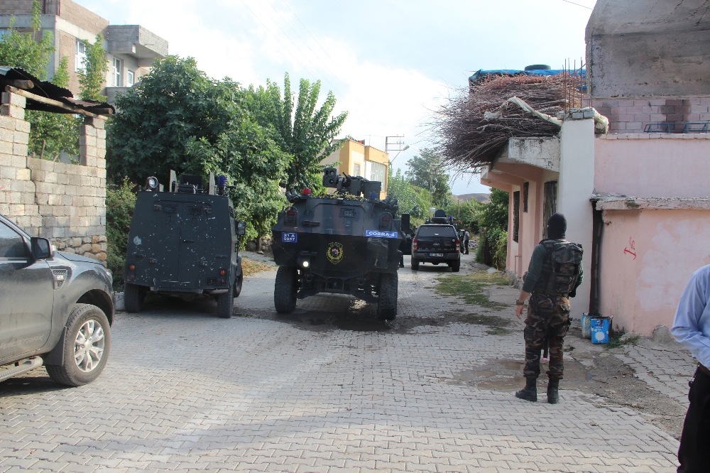 Cizre'de Çocuğun Elindeki Cisim Patladı