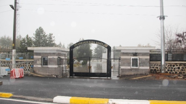 Diyarbakır'da Şehit Mezarlığı'na Patlayıcı Attılar!