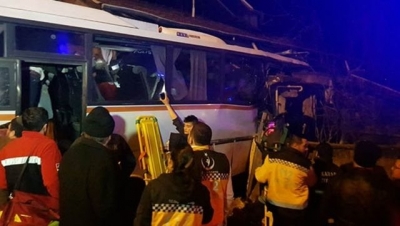 Karabük’te Feci Kaza: Servis Minibüsü Eve Daldı, Ölü ve Yaralılar Var