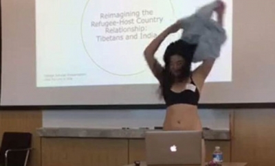 Kız Öğrenci Hocasına Kızınca Sınıfın Ortasında Soyundu