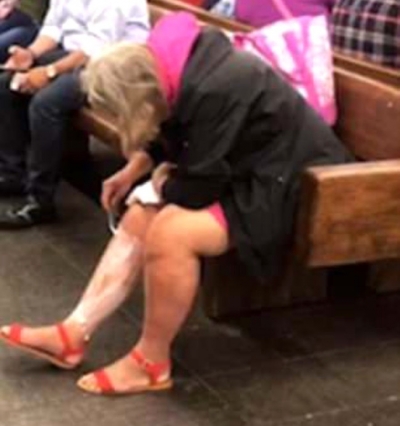 Metro Durağında Şok Eden Görüntü! Çantasından Jileti Çıkarıp Bir Anda Bacaklarını Tıraş Etmeye Başladı!