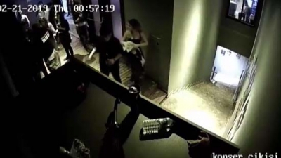Yer: İstanbul! 6 Kadının Herkesin Gözü Önünde Dövüldüğü Görüntüler Ortaya Çıktı!